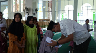 150 Orang Anak Yatim Di Kecamatan Bangko Dapat Zakat Dari Mesjid Baitul Makmur